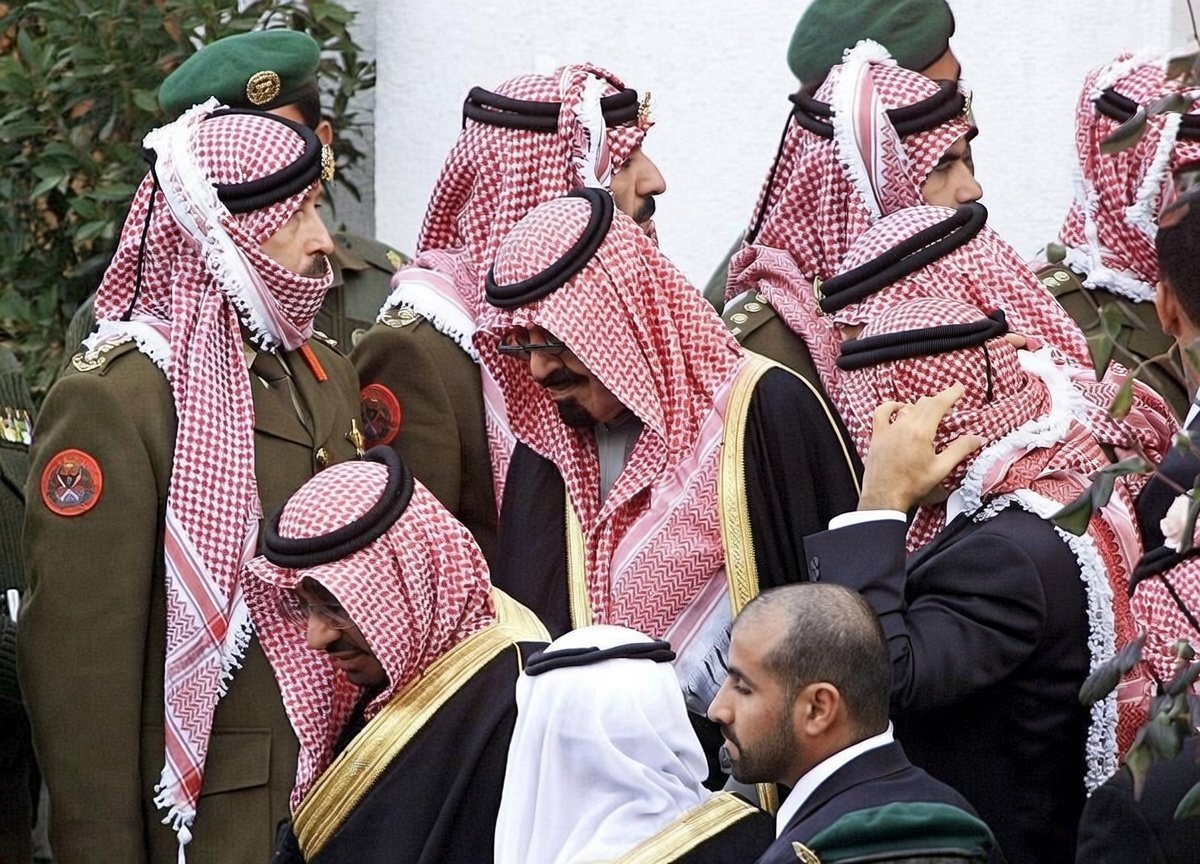 Jordan1956's tweet photo. حضر ولي العهد السعودي آنذاك الأمير عبد الله بن عبد العزيز, جنازة الملك حسين بن طلال، ملك الأردن، في 8 فبراير/شباط 1999 بالعاصمة عمّان. وشارك في مراسم التشييع الرسمية للملك الراحل، الذي توفي في 7 فبراير/شباط عن عمر ناهز 63 عامًا بعد صراع استمر سبعة أشهر مع مرض السرطان

رحمهم الله https://t.co/4RU5ws4A4D