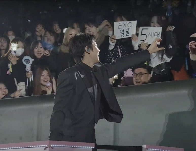 moonstargaze27's tweet photo. girl holding a sign that says ‘EXO’s visuals are 5th Gen’  😂

#찬열 #CHANYEOL https://t.co/Waqep8e3Ur