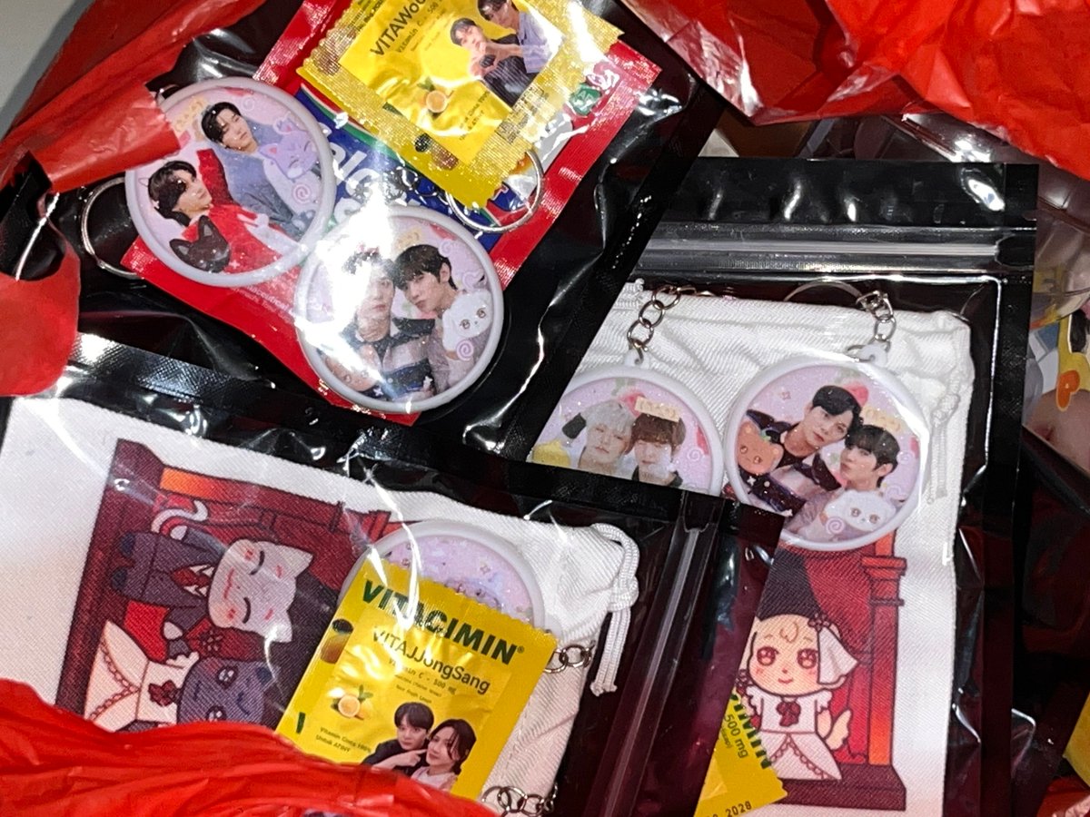 miatzho's tweet image. guys since kemarin aku sama @jjonghhwa datangnya telat banget dan ga sempet bagi bagi freebies. freebies kita masih utuh, in case ada yang mau, nanti aku bikinin link untuk conya. bisa dikirim online (x
co shopee) nanti bakal di refund. buat yang trade juga boleh chat aku ya.…