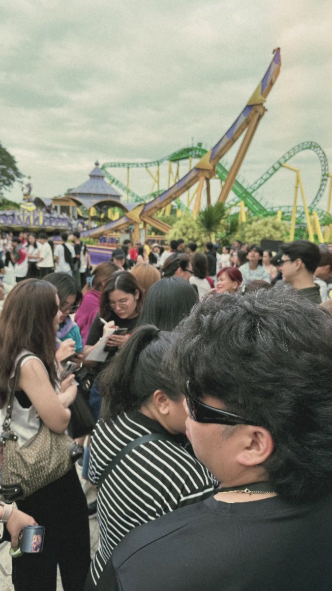 natbenablo's tweet image. ended the month screaming at EK 🎢 another core memory with insti ✨ thank youuuu, misis!! 💙