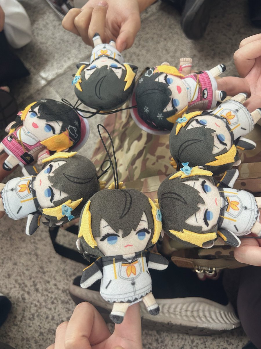 celexcity's tweet photo. thank you #AET6 pentomo m&amp;g… you guys r so awesomesauce…… we r like oshi like fan so it means we r the cutest!!!!! 🐧🧡 https://t.co/rfZ7DOtppX
