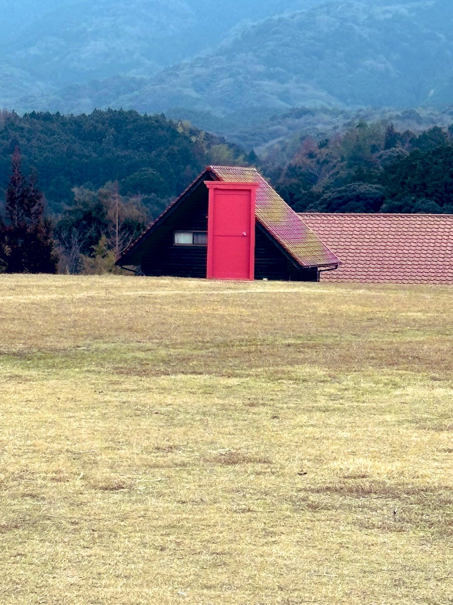 sennore999's tweet photo. ゲームやってなさすぎて関係ない投稿で申し訳ないです
野生のどこでもドアと謎の3連塔を見つけました
元気です https://t.co/uhzLNNQFyF