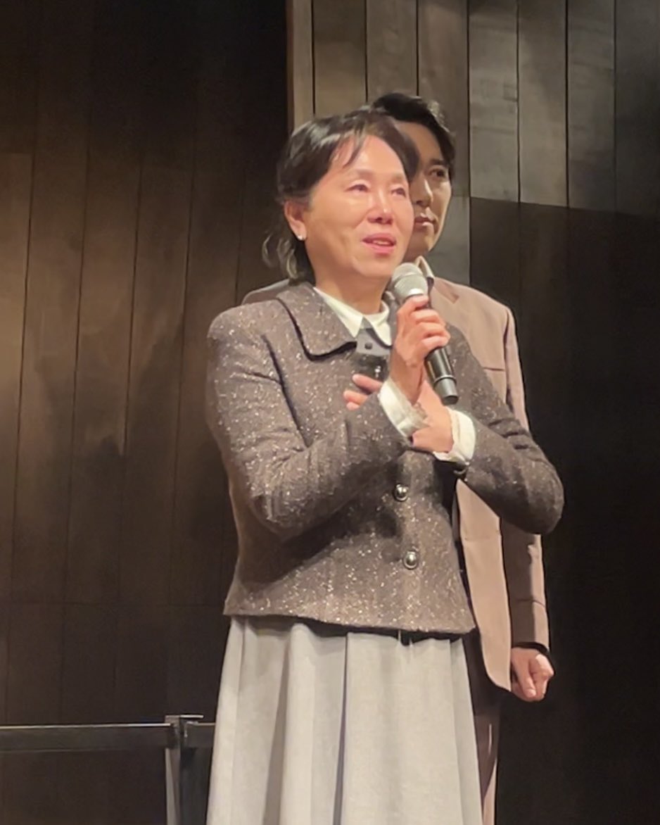 <에쿠우스> 도라 역의 이양숙 배우 본업은 간호사이신 직장인 연극배우셨다는데 12년간 근무한 병원을 사직하고 처음으로 공연에 온전히 임하게 된 시즌이었다고.. 각별한 무대였던 만큼 새삼 자신이 무대를 정말 사랑하고 관객이 정말 소중하다는 사실을 다시 깨닫게 되었다는 소감 너무 감동적이었다