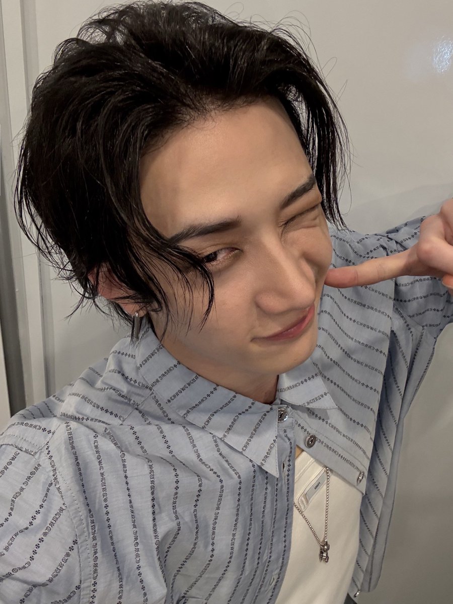 Fatalite_SKZ's tweet photo. 방찬 특 : 윙크는 왼쪽 눈으로만 함 https://t.co/r0q0Yc2fJO
