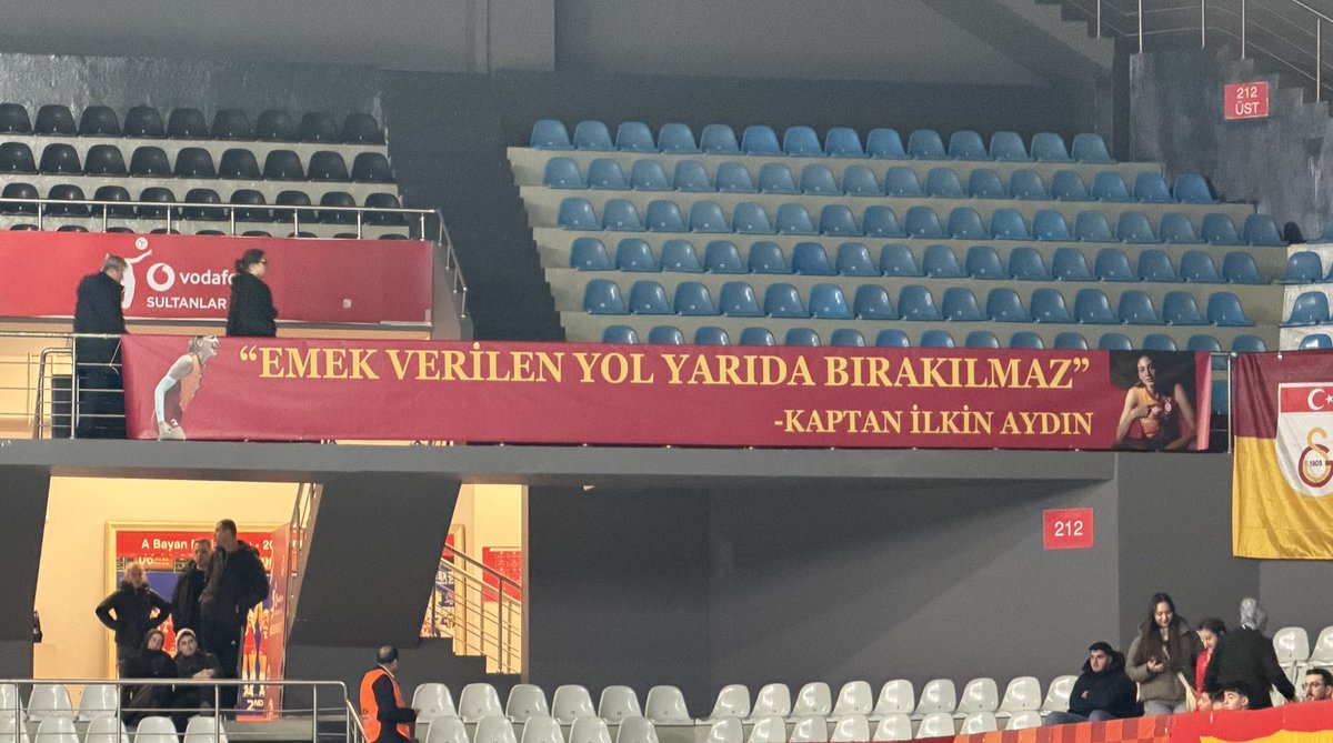 🟡🔴 Galatasaray tribünlerinden Kaptan İlkin Aydın’a özel pankart. 🪧
