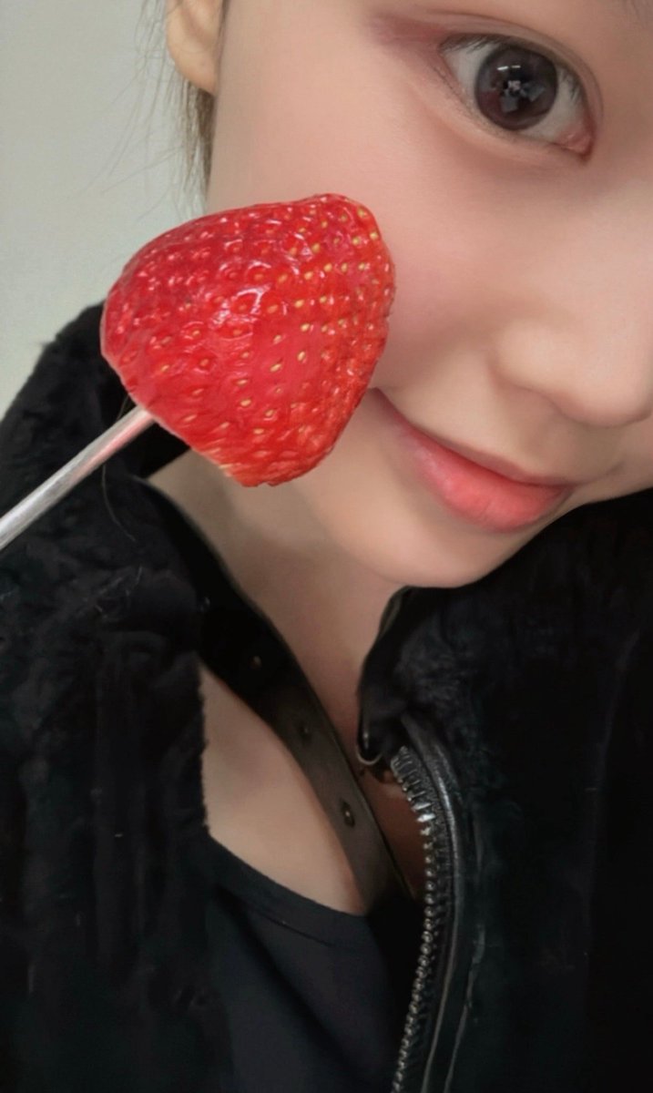 bokdungie's tweet image. 260201 🐰💬

Omg Saebi calls Leeseo "unnie" 😭
Going to criii bcs IVE and izna is really getting closer 🥺 IVEZNA WE LOVE YOU 🩷