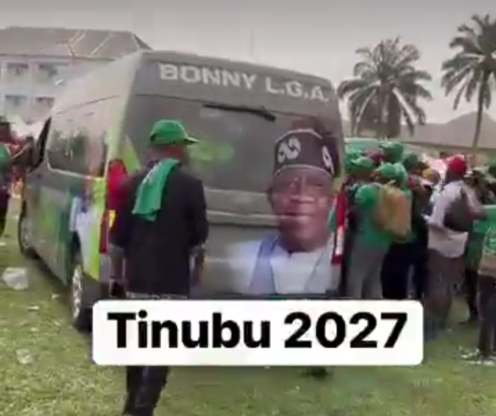 ParallelFacts's tweet photo. VIDEO: Wike Purchases, Distributes New 2025 Toyota Buses for Tinubu’s Campaign After Refusing to Pay Teachers’ Salaries in Abuja https://t.co/Fx82Yvuh6A https://t.co/Uz8xYJLUzC