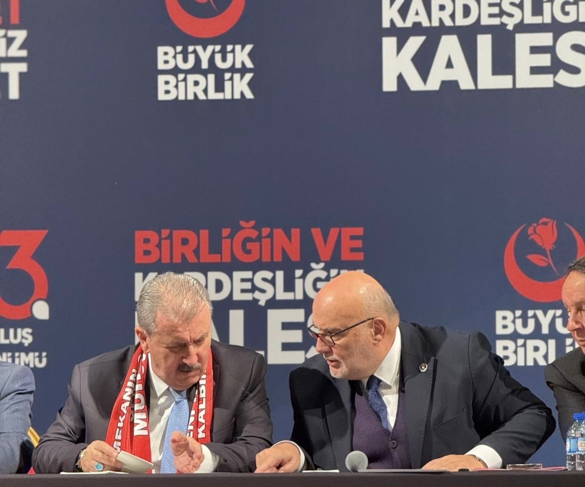 “GENEL İSTİŞARE TOPLANTISI”
Programımızda Kadın kolları başkanımız
Dilek Keskin, Genel Başkan yardımcımız Tevfik Eren, Fehmi Güney ve Genel Sekreterimiz Ahmet YELİS sunum yaptılar. Söz alan Belediye Başkanlarımız, İl ve ilçe Başkanlarımız ve Parti yetkililerimiz görüşlerini