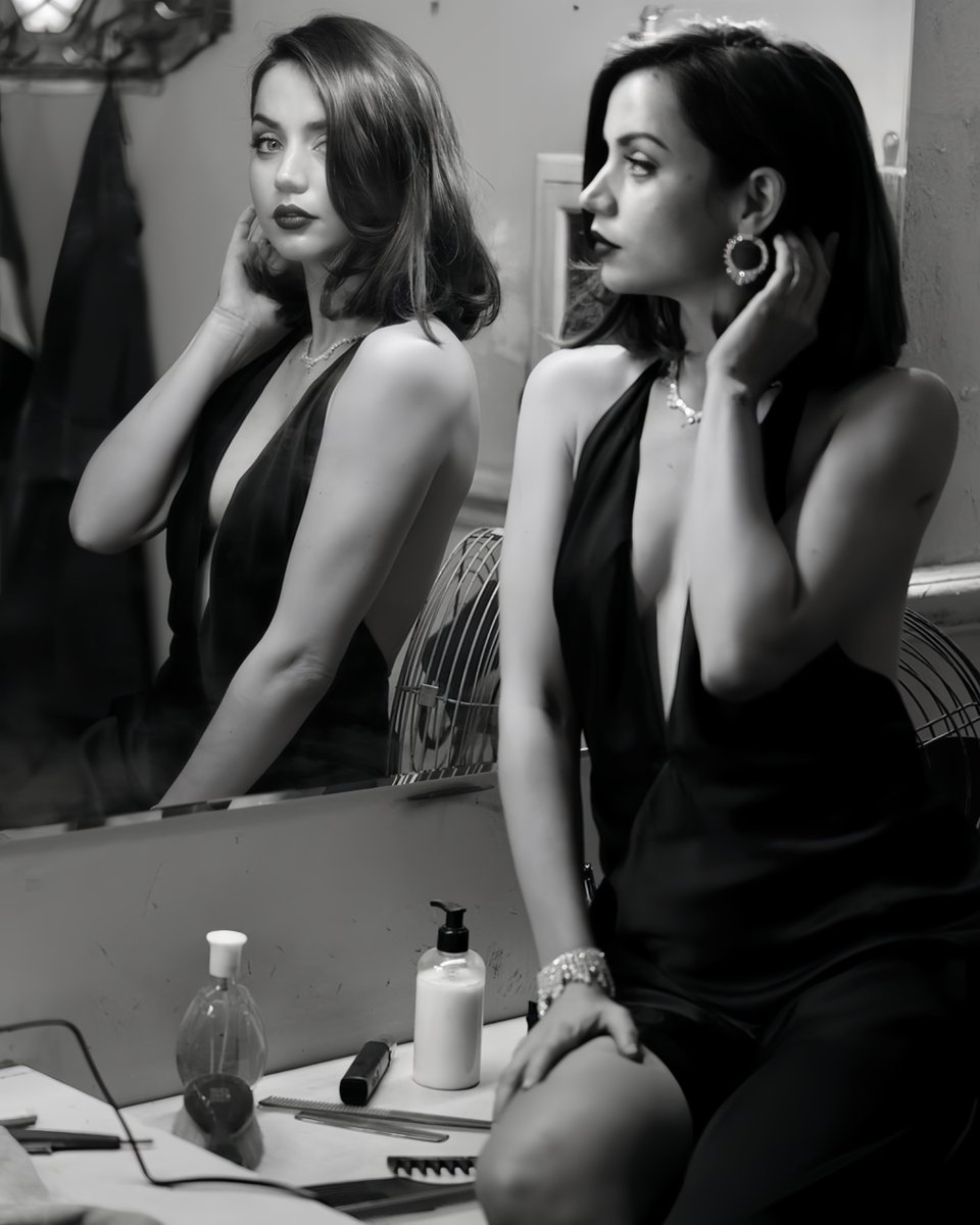 hourlydearmas's tweet image. ana de armas belongs in a museum