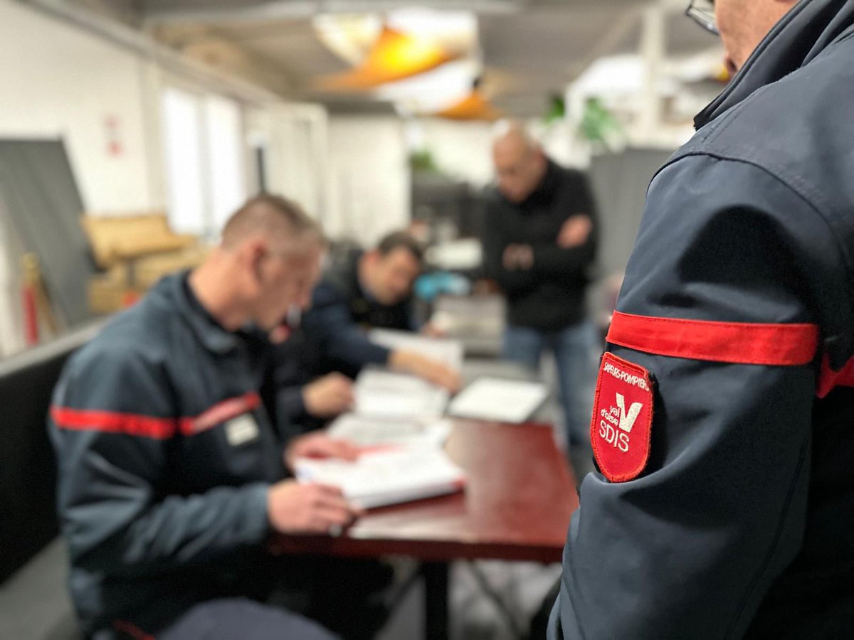 Prefet95's tweet photo. 🧑‍🚒🚒 #SécuritéIncendie #ProtectionConsommateur | Visite de contrôle inopiné hier soir par la commission départementale de sécurité incendie du restaurant à ambiance musicale « Créole Avenue » à Saint-Ouen-l’Aumône, présidée par @prefet95 avec @Sdis_95, @PoliceNat95 et la Ville de Saint-Ouen l’Aumône.

🚨 Lors de cette visite, la commission de sécurité a relevé plusieurs non-conformités et a émis à l’unanimité un avis défavorable à la poursuite de l’activité de l’établissement :
❌ présence d’activités avec un effectif qui ne correspond pas à la déclaration connue de l’administration 
❌ dépassement de la capacité maximale d’accueil de l’établissement 
❌ absence d’un système d’alarme générale audible dans tout le bâtiment
❌ présence de stockage dans les locaux non prévus 
❌ défaillance de l’arrêt d’urgence de la cuisine  

⚠️ Par ailleurs, engagement d’une procédure de fermeture administrative et de délivrance d’une amende administrative à l’encontre du restaurant pour :
❌ travail illégal par emploi d’étrangers en situation irrégulière

🎯 Les visites de contrôle des bars et autres établissements de nuit festifs vont se poursuivre dans le Val-d’Oise afin de s’assurer que les règles de sécurité incendie sont connues des exploitants et appliquées partout avec la même rigueur.