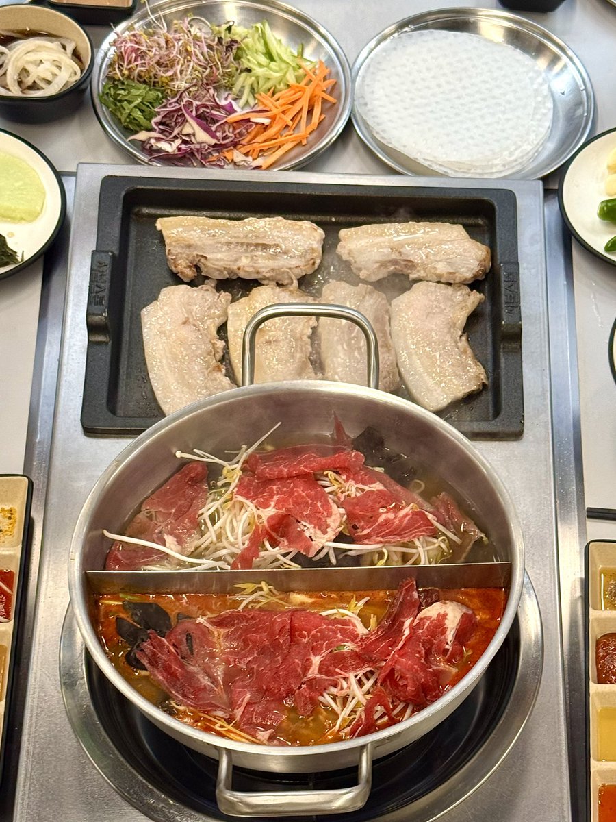 샤브샤브+삼겹살+월남쌈 좋아하면 >>샤브스톤<<가세요 무한리필임 저의 또또또간집이고 동기들이랑 교수님 모시고 간적도 있음..