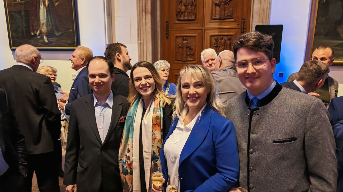 Der Neujahrsempfang im Bayerischen Landtag war einfach nur super.
Wir haben nicht nur <a href="/Alice_Weidel/">Alice Weidel</a>  getroffen und mit ihr reden können, sondern auch einige MdBs und MdLs. Auch sehr viele Kandidaten für die Kommunalwahl und Interessenten dabei.
<a href="/KEbnerSteiner/">Katrin Ebner-Steiner, MdL</a> <a href="/PetrBystronAfD/">Petr Bystron</a>
