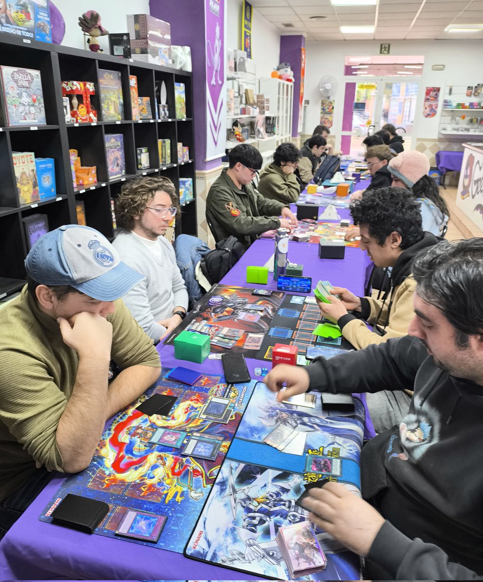 GeekLogía ◬ tweet media