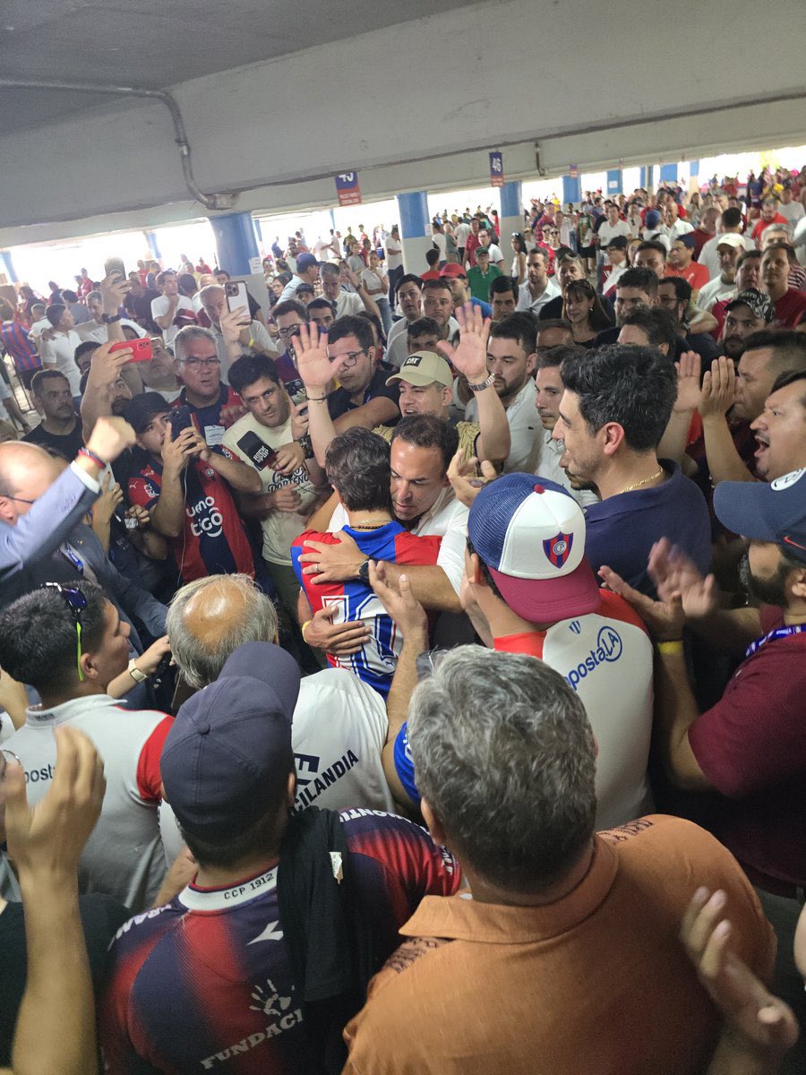 Aqui no hay lado correcto ni incorrecto, este es el unico camino que realmente nos va a llevar a las glorias que todos queremos <a href="/CCP1912oficial/">Club Cerro Porteño</a> 
Felicidades <a href="/blasreguera/">Blas Reguera</a> y a todo Cerro primero en especial a 2 buenos amigos como @LuisLavigneCP y <a href="/enribiedermann/">Enrique Biedermann</a> ❤️💙💪🏻