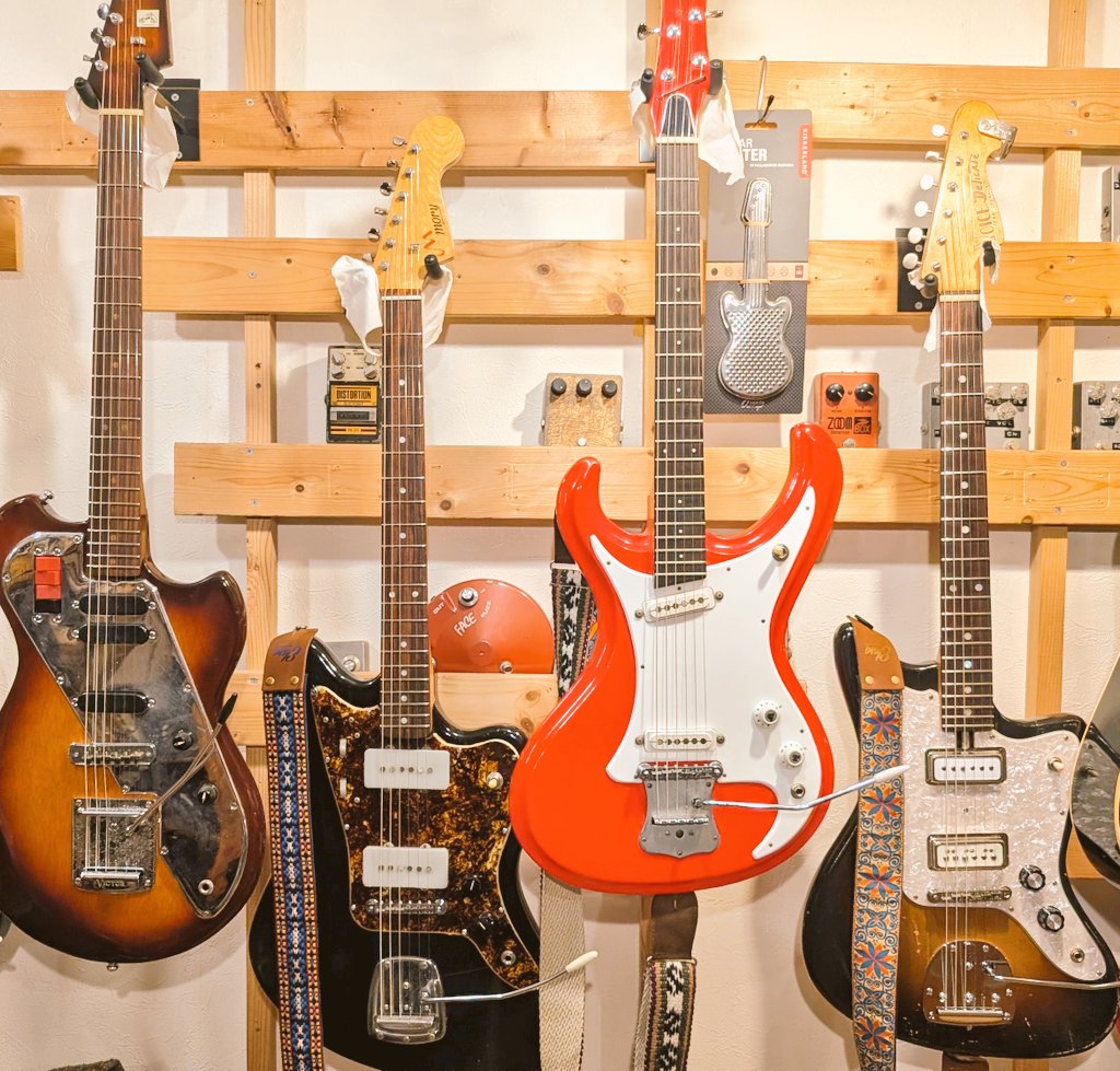 2月になりました！もうじきの活動再開に向けて楽器のメンテナンスも続々と。よりすぐりの自慢のビザールギター達。

最近仲良くさせてもらってるギターショップfunk ojisanに、今いろいろリペアしてもらっ…いや、研究してもらってます。