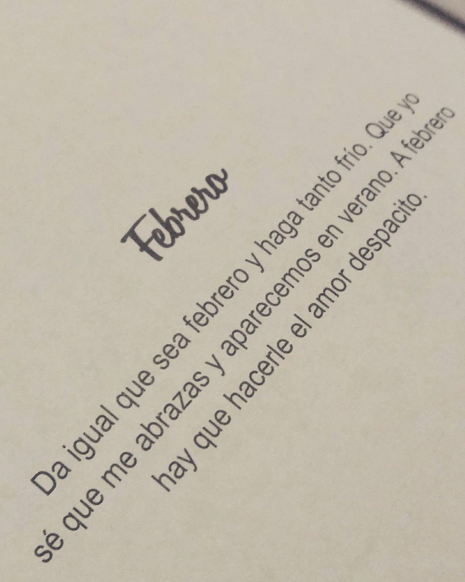 Defreds's tweet photo. Febrero llega sin hacer ruido.
Con las manos frías y el corazón todavía en enero.
Es el mes que no promete nada, pero cumple despacio.

Febrero enseña a esperar sin prisa,
a querer sin fuegos artificiales,
a abrazar con abrigo.

Es corto, pero pesa.
Porque no habla de empezar,
habla de resistir.

Y aun así, entre días grises y calendarios cansados,
te recuerda que incluso el invierno
también sabe a esperanza.