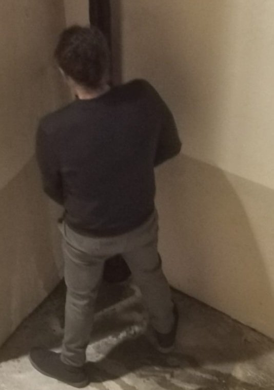 Passen las setmanes i tot continua igual en la zona de la pl. Mercat i voltants del nucli antic de #Xàtiva .Un altre dissabte de pisarrades en el carrer, ja fins en el c/Botigues, enbrutant cases i negocis. I qué fa l'ajuntament de <a href="/Xativa/">Ajuntament de Xàtiva</a> ? RES! 😡🚽