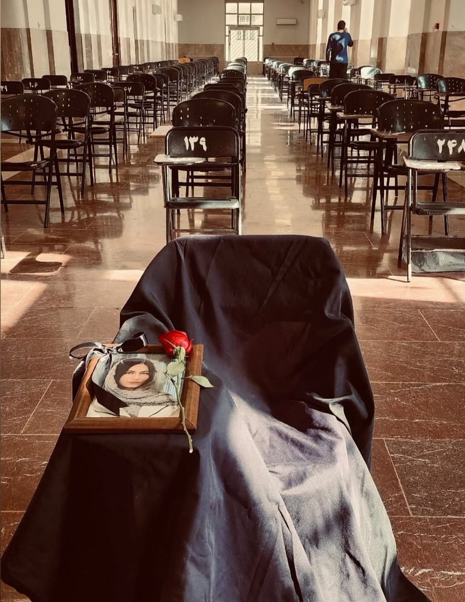 MotiGoonei's tweet image. این رخت عزا، پرچم ماست هنوز...
تصویر متعلق به سالن امتحانات دانشکده پزشکی تهران است که دیروز ثبت شده.
#آیدا_حیدری
#IranMassacre