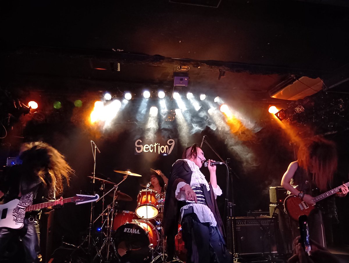 612_mizuka's tweet photo. アタルｸﾝの新加入バンド？Faoud(ファウード)
メタルチックで長髪のお兄さんばかりで
カッコよかった🤩
ボーカルの牛丼さんが個性的で良い意味で
やばいバンドでした👍✨ https://t.co/RVupQ6jU73