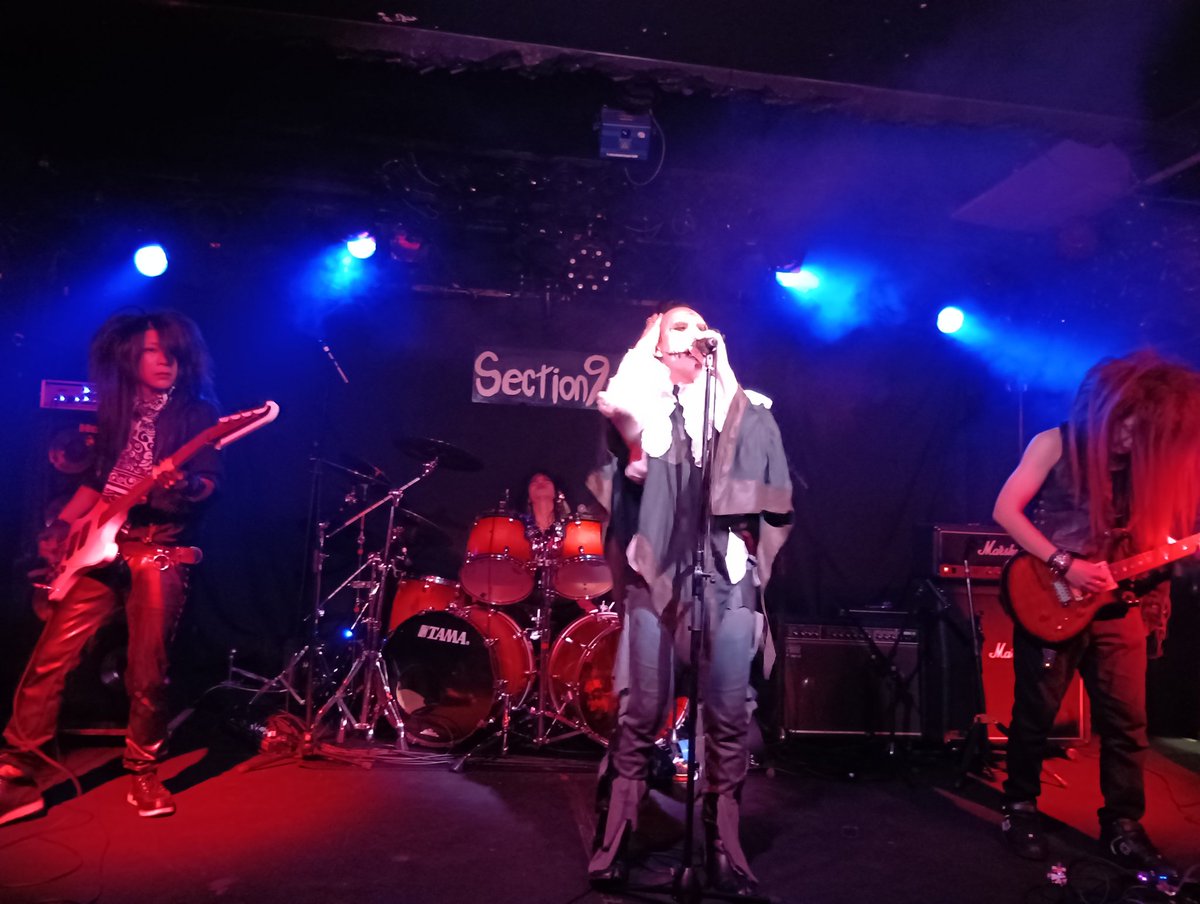 612_mizuka's tweet photo. アタルｸﾝの新加入バンド？Faoud(ファウード)
メタルチックで長髪のお兄さんばかりで
カッコよかった🤩
ボーカルの牛丼さんが個性的で良い意味で
やばいバンドでした👍✨ https://t.co/RVupQ6jU73