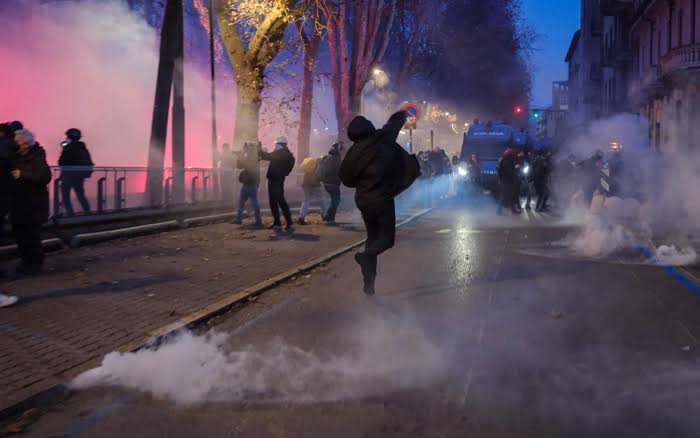Caro, se trasformi una grande manifestazione pacifica in guerriglia urbana sei un cretino violento, cioè un fascista. Chiunque tu sia.

#Torino #Askatasuna
