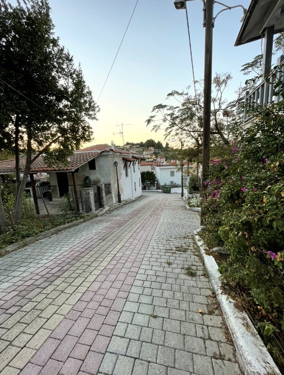 fgenstart's tweet image. gm to everyone who said
“this dip feels different”

on my way to coffee