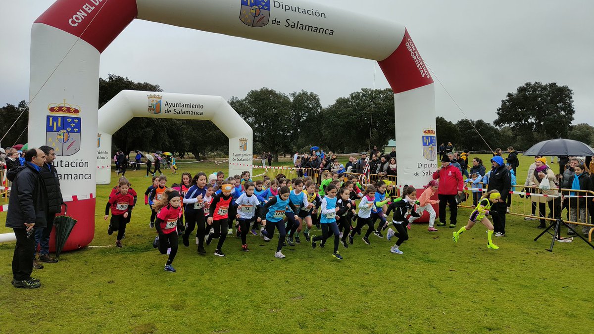 deportesdipusal's tweet photo. Mucha participación en prueba de la final provincial de la categoría benjamín femenina en Zarapicos #CampoATravés #JuegosEscolares @dipusalamanca #DeporteEscolar #Salamanca https://t.co/yyB9ef1DLI