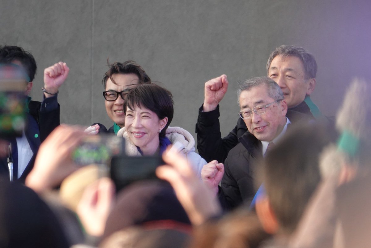 ginmozu's tweet image. 愛知7区、鈴木じゅんじさんの応援演説に高市総理が来るというので、すごい人混みの中、日進のマチテラスまで行ってきました。
んで、かろうじて撮れた高市スマイル😀
#愛知7区  #鈴木じゅんじ #高市 #衆院選