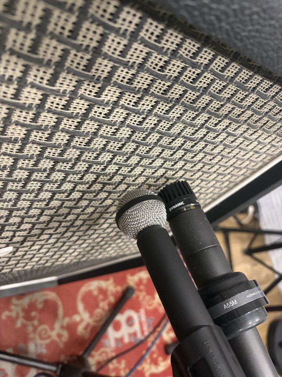 Mint_69man's tweet photo. 今日は早朝からリアンプDay！
EVHが親子みたいで可愛い。
どちらの良さもあって
使い分けて録りました！
親子揃って凶暴なんだから〜

ということは…？
そうです。
何かしら出ると思います。
#ManaDiagram https://t.co/MDnF93wyRm