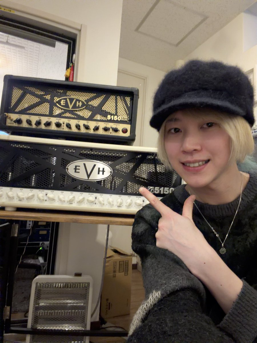 Mint_69man's tweet photo. 今日は早朝からリアンプDay！
EVHが親子みたいで可愛い。
どちらの良さもあって
使い分けて録りました！
親子揃って凶暴なんだから〜

ということは…？
そうです。
何かしら出ると思います。
#ManaDiagram https://t.co/MDnF93wyRm