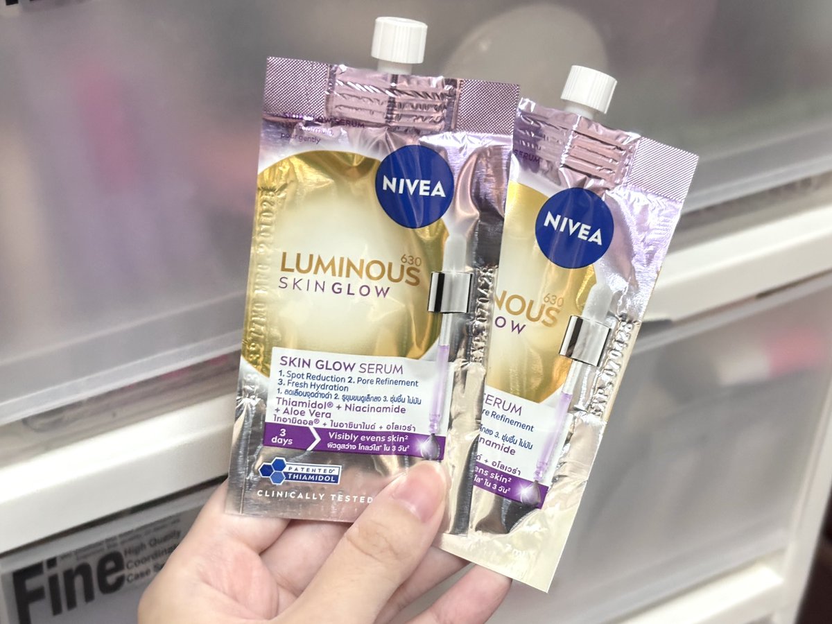 Justwanna_'s tweet photo. ลองใช้หมดซองละเห็นผลจริง NIVEA Skin Glow Serum พวกรอยดำ รอยสิวใดๆจางลงเลยแหละ ตัวนี้รวม 3 ส่วนผสมที่ดีอ่ะ มี Thiamidol สารไบรท์เทนนิ่งดีที่สุด ลดรอยสิวถึงต้นตอ เก่งกว่าวิตซีถึง 60 เท่า แล้วพออยู่กับ Niacinamide ลดการเกิดจุดด่างดำใหม่ดีมาก แถมมี Aloe Vera เติมน้ำให้ผิว
ใช้ต่อเนื่อง 3 วัน ก็เห็นผลแล้วอ่ะ ผิวโกลว์สุด รอยดำจากสิวจางไวจริง ยิ่งนี่ใช้ต่อเนื่องสักพักคือผิวสวย หน้าไบร์ท ดูมีออร่าเลย หน้าสดรอดด!!