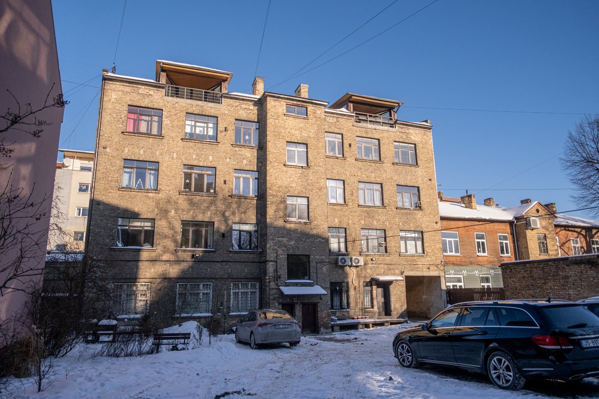 Meklēju īrniekus.
Torņakalns, Satiksmes iela.
4.st. 2 istabas, gāzes apkure, stāvvieta pagalmā.
430euro + komunālie.
