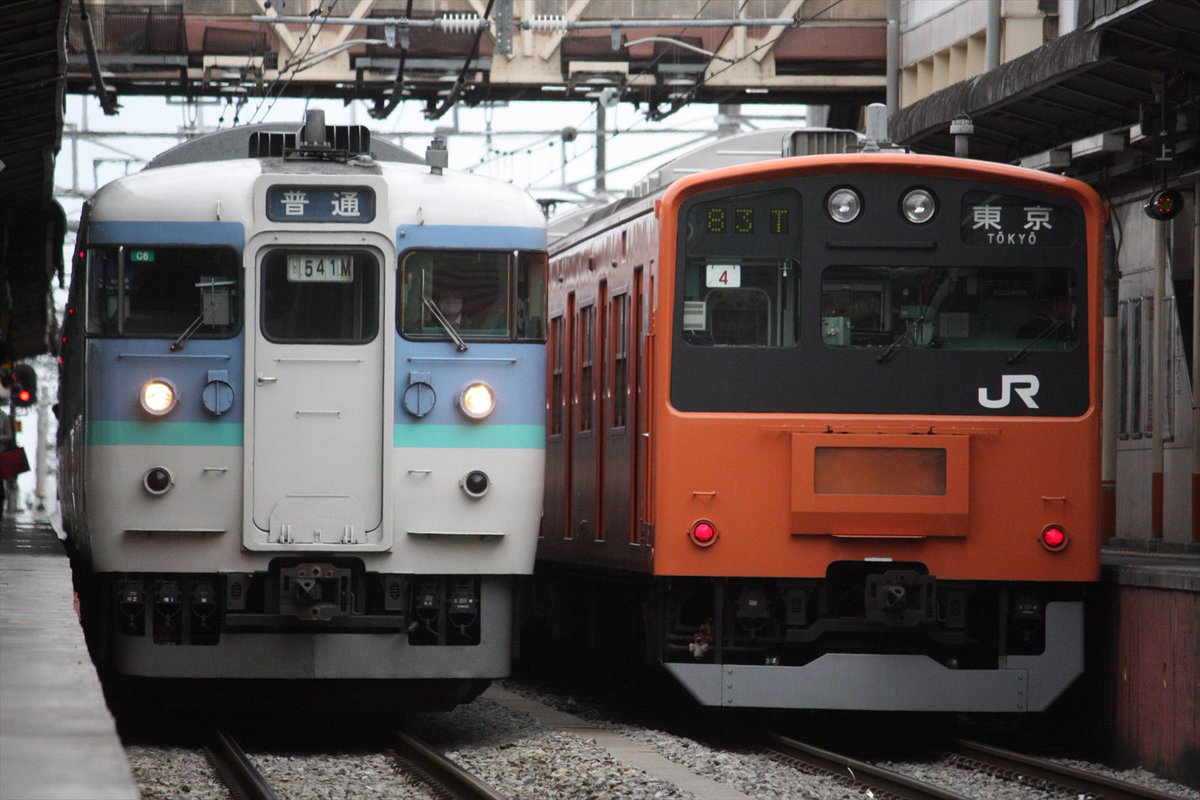 新品未開封中央線201系ラストラン記念豊田駅 17年前になんとなく撮った1枚。 今やどちらも中央線にはおらず… #201系の日