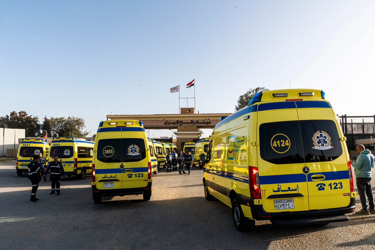 Marchfoward's tweet image. TERKINI 

Ambulans dari Persatuan Bulan Sabit Merah Mesir dan antarabangsa bersiap sedia untuk masuk membantu Gaza selepas Lintasan Rafah dibuka hari ini