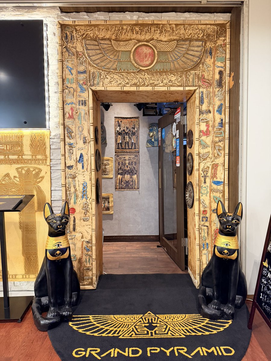 Grand_Pyramid's tweet image. 本日より、レストラン名を「Grand Pyramid（グランド・ピラミッド）」に変更いたしました。

新しい名前、新しいデザイン、そしてより洗練された空間へ。
変わらないのは、本場エジプト料理への情熱と味 🇪🇬✨
Grand Pyramidで、進化したエジプトの食体験をお楽しみください
#グランドピラミッド
