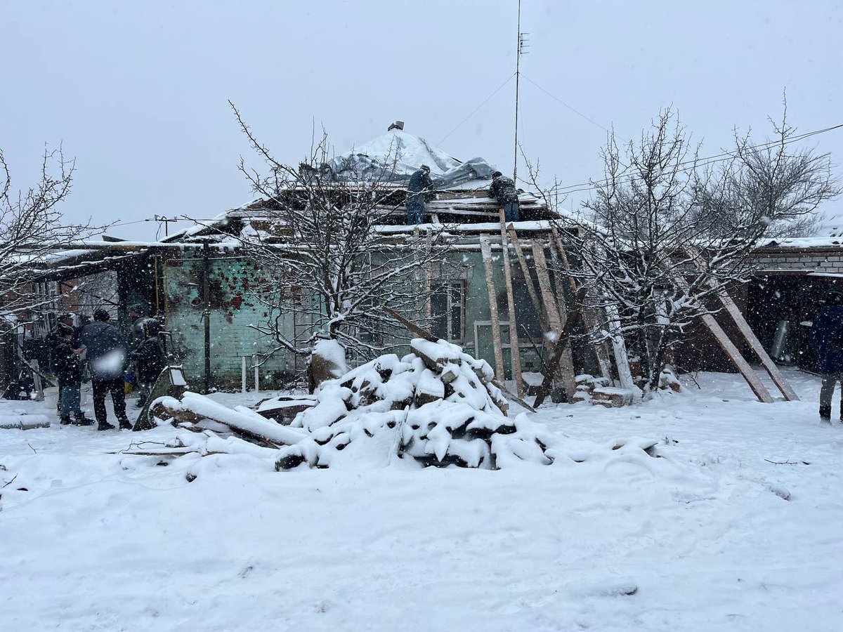 eACNUR's tweet image. Aquí la nieve es una estampa de invierno.
Para miles de familias refugiadas, es una amenaza.

El frío no espera. La ayuda tampoco.
Tu donación se convierte en mantas, estufas y protección frente al invierno.

👉 Dona ahora bit.ly/4t5gloX

#ACNUR