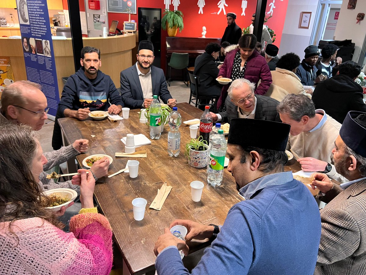 AmstelveenAMJO's tweet photo. Gisteren hielden wij onze jaarlijkse nieuwjaarsreceptie in Haarlem. We deelden meer over de islam en onze gemeenschap, speelden een leuke Kahoot en sloten af met lekker eten 🍽️ https://t.co/9rYyXNkP8g