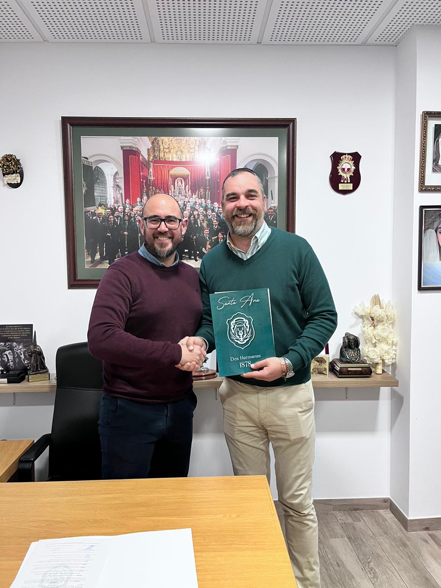 ✍️ En esta semana hemos formalizado el contrato con la <a href="/Transporte_ofic/">Hermandad del Transporte.</a> para acompañar a la Reina del Transporte para el próximo #DomingoDeRamos.  

Así, un nuevo año #SuenaSantaAna tras el manto de la Virgen de la Misericordia 🤍