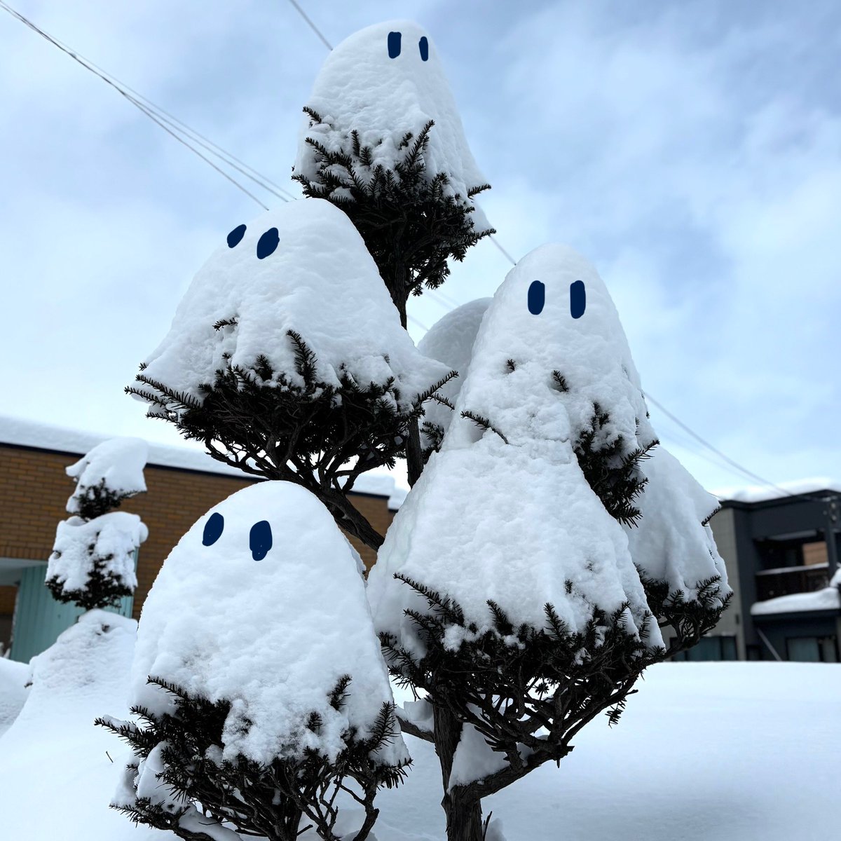 takumin_88's tweet photo. 近ごろ大変な積雪が続きますが、前々から「大雪のあとは町のそこここにお化けが見えるなぁ…」と思ってたのを可視化してみた。

#北海道 https://t.co/cqy02lwrTo