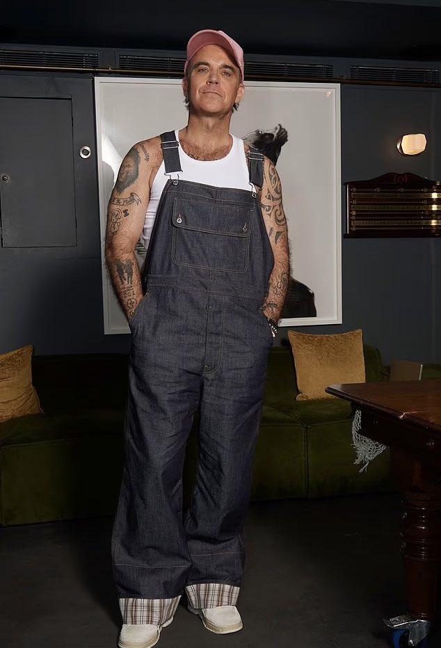 RWLegendary's tweet photo. New month, new beginnings. Wishing you all a lovely Sunday. 😊🍀

—— 

@robbiewilliams #robbiewilliams 

📸 Credits to owner  //  Dave Hogan https://t.co/zxAOgN7Xpj