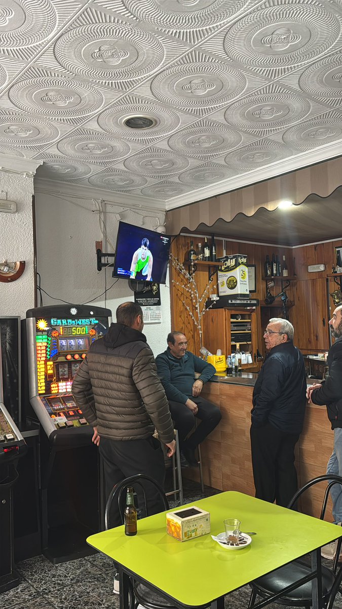 Estoy viendo la final con este ambiente, es lo más histórico que me ha pasado jamás 

Uno se ha dirigido al baño diciendo que él también va a ‘Romper servicio’

Estoy con la libreta y el boli tomando nota…