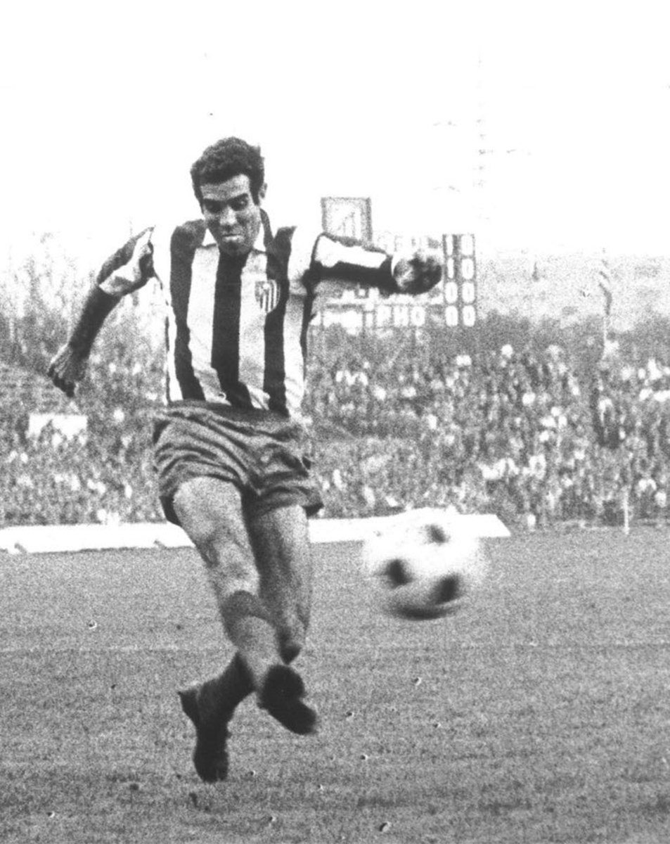 Hoy hace doce años que nos dejó una de nuestras grandes leyendas: Luis Aragonés. Siempre estarás en nuestros corazones. La familia rojiblanca no te olvida ❤️🤍