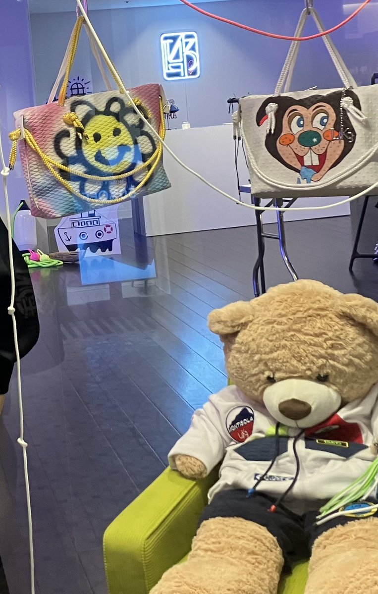 全然書けてなかった。
先週末の土曜日お昼は、若月さんが店員をやっているL4K3のお店へ。
ウェットスーツと同じ素材生地なんですって！濡れても大丈夫な丈夫なバッグ。イタリアのブランドですって！そして「L4K3」は「LAKE(湖)」の事ですって！
そんな説明を若月店員がしてくれるお店。