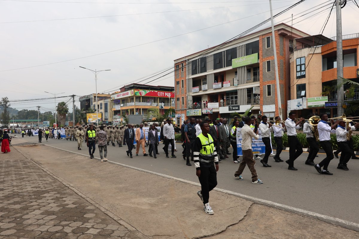 MusanzeDistrict's tweet photo. #Birikuba: Ibirori byo kwizihiza umunsi mukuru w'Intwari z'Igihugu ku nshuro ya 32 uri kubera hirya no hino mu Mirenge, ku rwego rw'Akarere uri kubera muri @Muhoza_sector, aho byabanjirijwe no gutaha inzu z'amagorofa 22 zuzuye mu cyiciro cya 2 cyo kuvugurura umujyi wa Musanze. https://t.co/3xJCGCYJZ6