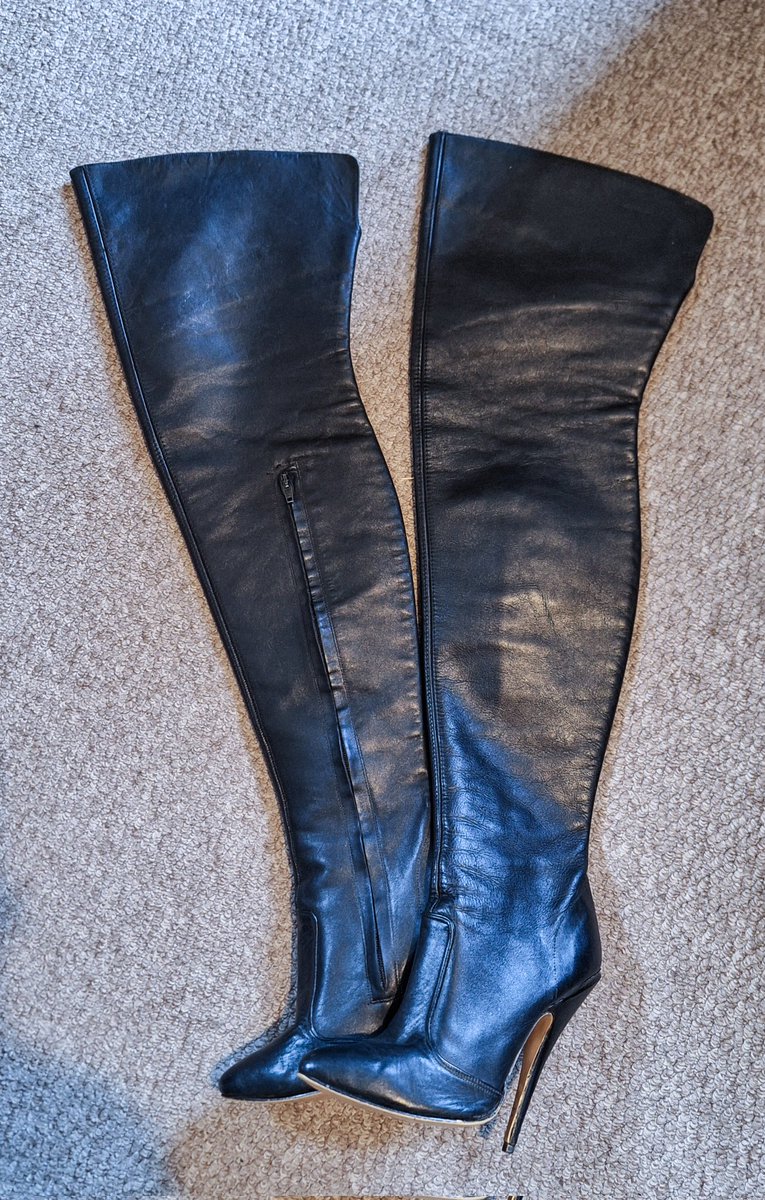 Leather Vikki tweet media