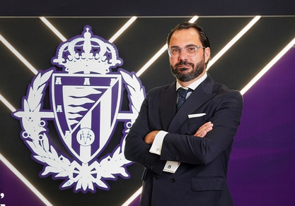 GradaBpro's tweet image. El colegiado del @CordobaCF_ofi vs @realvalladolid recogió en el acta un incidente por el cual el director deportivo del Real Valladoli, Víctor Orta, se dirigió a el en los siguientes términos: "Por tus decisiones dejas a 30 familias en paro" y teniendo que ser sujetado por…