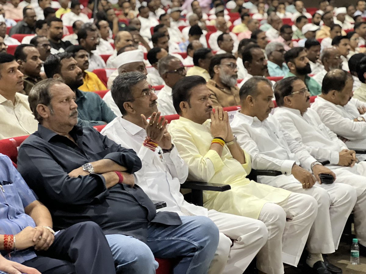 shindespeaks's tweet photo. राज्याचे उपमुख्यमंत्री मा.अजितदादा पवार यांच्या अपघाती निधनानंतर स्व. यशवंतराव चव्हाण सभागृह,सातारा येथे आज सर्वपक्षीय शोकसभा आयोजित करण्यात आली होती.

गेल्या तीन दशकांहून अधिक काळ पक्षात काम करत असताना मा. अजितदादा आणि माझे अत्यंत जिव्हाळ्याचे व कौटुंबिक संबंध निर्माण झाले होते.आज शोकसभेतून त्यांना श्रद्धांजली अर्पण करताना दादा आपल्यामध्ये नाहीत ही गोष्ट मन स्वीकारायलाच तयार नाही. त्यांच्या सोबत काम करतानाच्या असंख्य आठवणी,वेळोवेळी लाभलेले मार्गदर्शन आणि कार्यकर्त्यांप्रती असलेले त्यांचे अपार प्रेम आज डोळ्यांसमोर उभे राहिले.दादा हे केवळ एक नेता नव्हते,तर अनेकांसाठी आधार,प्रेरणास्थान आणि राष्ट्रवादी कुटुंबातील ज्येष्ठ मार्गदर्शक होते.त्यांच्या जाण्याने निर्माण झालेली पोकळी कधीही न भरून निघणारी आहे.

सातारा येथे पार पडलेल्या या शोकसभेत विविध क्षेत्रांतील मान्यवर, लोकप्रतिनिधी,पक्षाचे पदाधिकारी व नागरिक मोठ्या संख्येने उपस्थित होते.