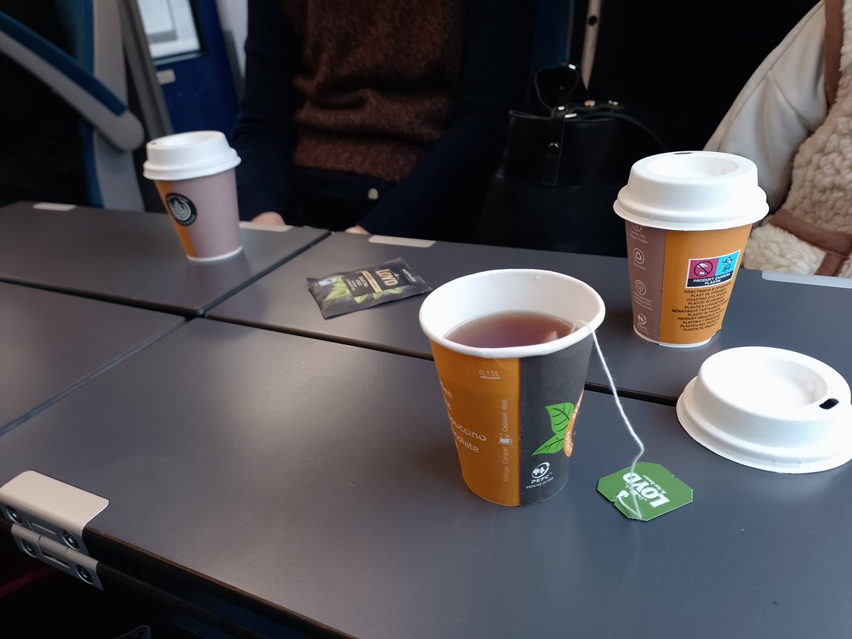 MarcinKawka's tweet photo. #IC6142 #Fredro awaria ogrzewania; +10 minut z powodu "resetowania taboru" obsługa @PKPIntercityPDP rozdaje gorące napoje. https://t.co/moqJhqNbbC