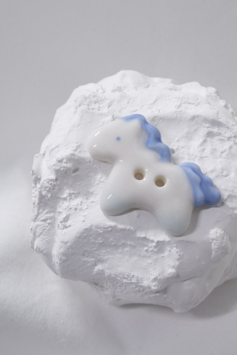 #RT+Follow 한 분께 랜덤 첫 단추를 드립니다

서두르지 않는 시작을 위하여 ⸝⸝ ⊹˚｡ 🪽

2월의 첫 단추는
달빛 아래 긴 여정을 준비하며
서두르지 않는 말의 고요함을 담았습니다.

자신만의 리듬으로 내딛는 발걸음이 되어 기억되길 바랍니다

🌙 mkt.shopping.naver.com/link/6845734cd…