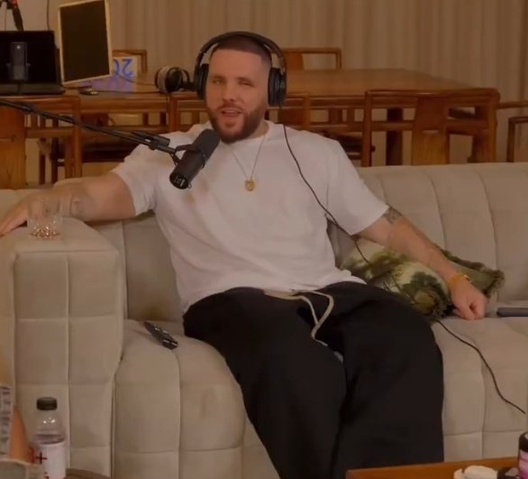 Die fliegen mit den Kiddies zu dieser Epstein Island, nach Miami und essen Pizza, trinken mit der Elite Sauvignon und holen sich die Clout und bei uns? 
Digga ich will gar nicht anfangen. Mit einer Haribo Packung und in einem Kellerverlies?
Euer ernst?
Digga was ist das fürn Flex